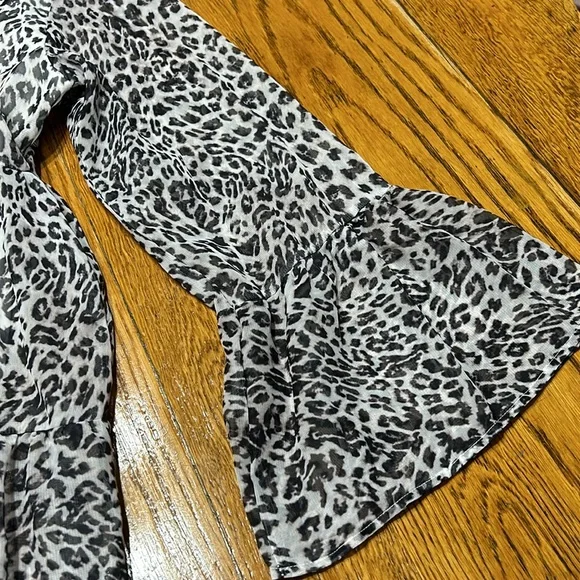 No brand tiered dress with bell sleeves. Animal print. Lined. XL. - Picture 3 of 10